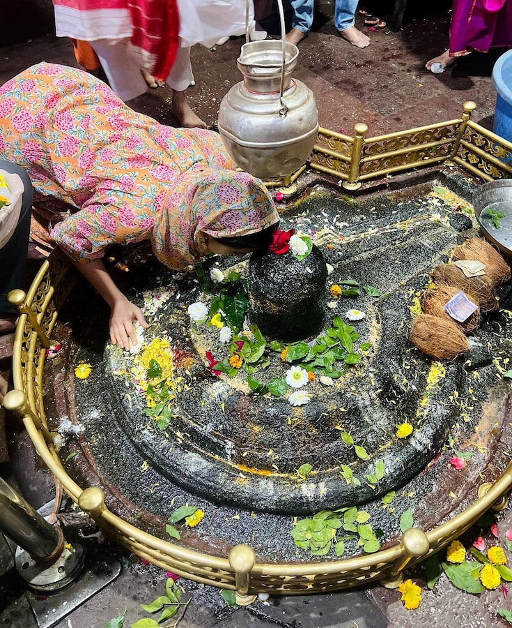 शिव भक्ति में लीन हुईं सारा, मांगी दुआ, हाथ जोड़कर लगाया 'जय भोलेनाथ' का  नारा - Sara ali khan at grishneshwar jyotirlinga maharashtra share temple  inside photos actress says jai bholenath troll
