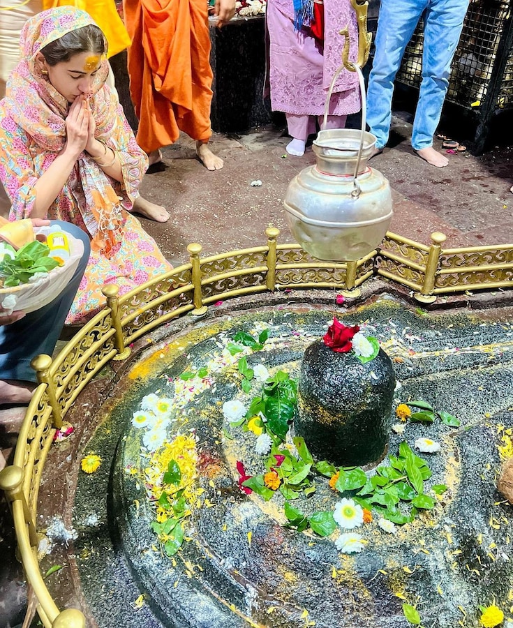शिव भक्ति में लीन हुईं सारा, मांगी दुआ, हाथ जोड़कर लगाया 'जय भोलेनाथ' का  नारा - Sara ali khan at grishneshwar jyotirlinga maharashtra share temple  inside photos actress says jai bholenath troll