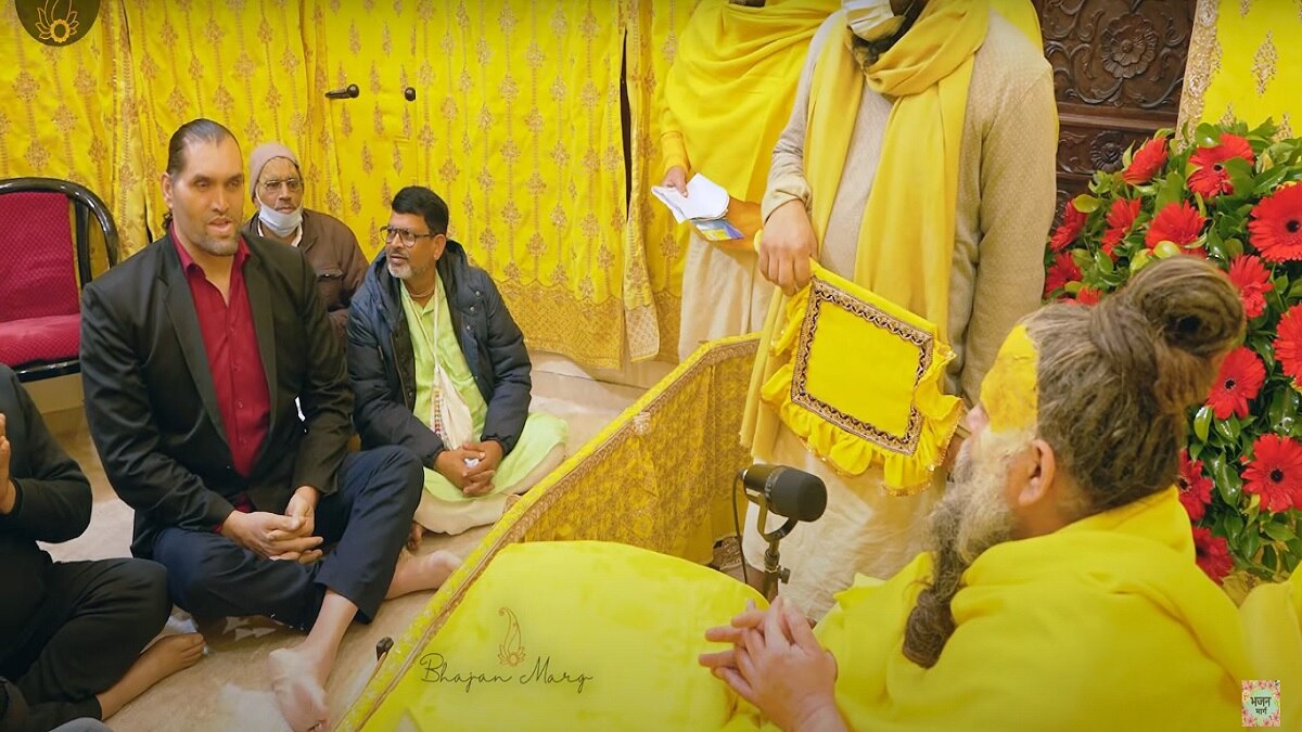 प्रेमानंद महाराज की शरण में पहुंचा ये WWE स्टार... पूछ लिए 7 सवाल