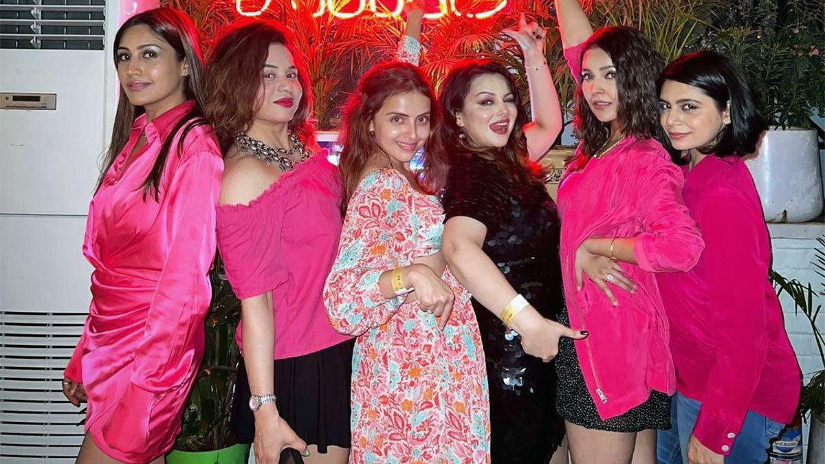 शादी से पहले जश्न में डूबी एक्ट्रेस, सहेलियों संग मचाई धूम, दूल्हे संग हुई रोमांटिक