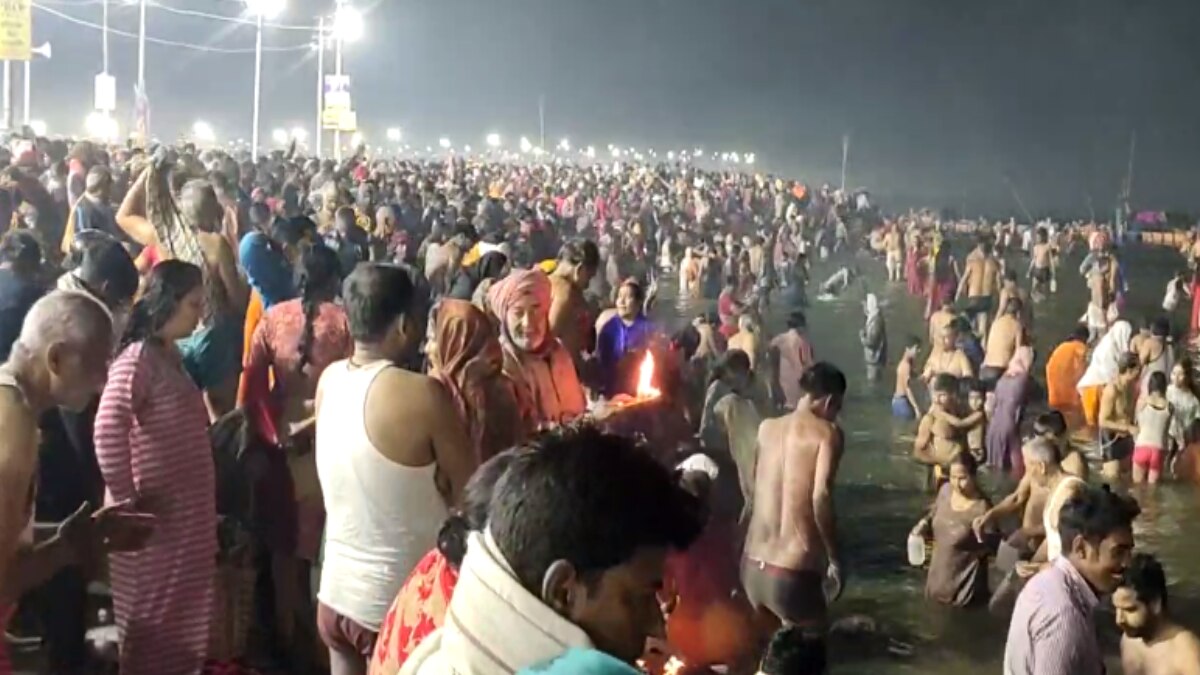 माघ पूर्णिमा के मौके पर संगम में डुबकी लगाने पहुंचे श्रद्धालु, देखें VIDEOS