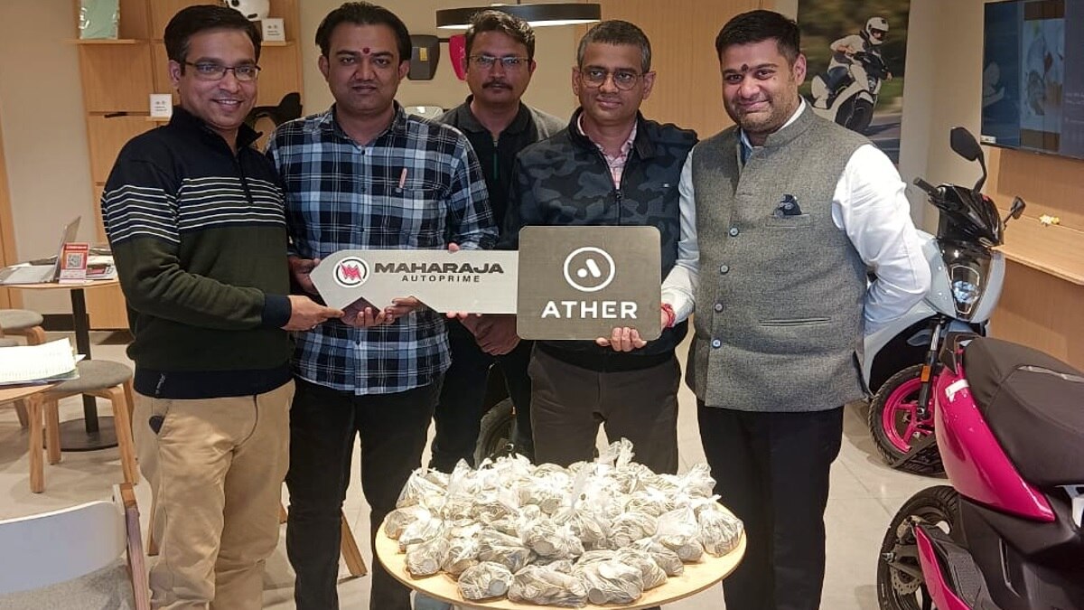 10 रुपये के सिक्कों से लाखों का इलेक्ट्रिक स्कूटर खरीदने पहुंचा शख्स! CEO ने कहा...!