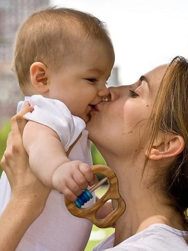 সাবধান! আপনার আদরের 'চুমু' বড় ক্ষতি করতে পারে সন্তানের