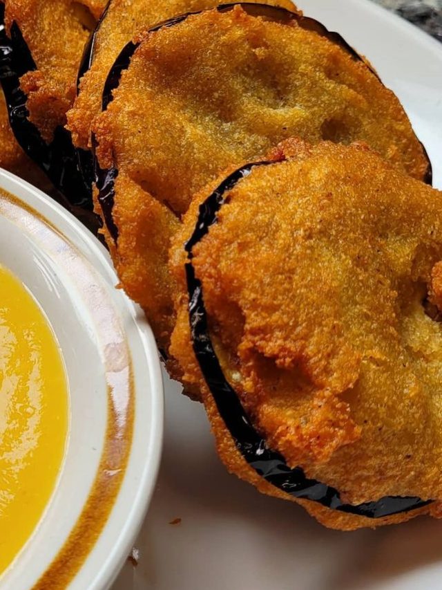 একঘেয়ে বেগুনি নয়, সরস্বতী পুজোর ভোগে রাখুন 'বেগুন পকোড়া'; রেসিপি