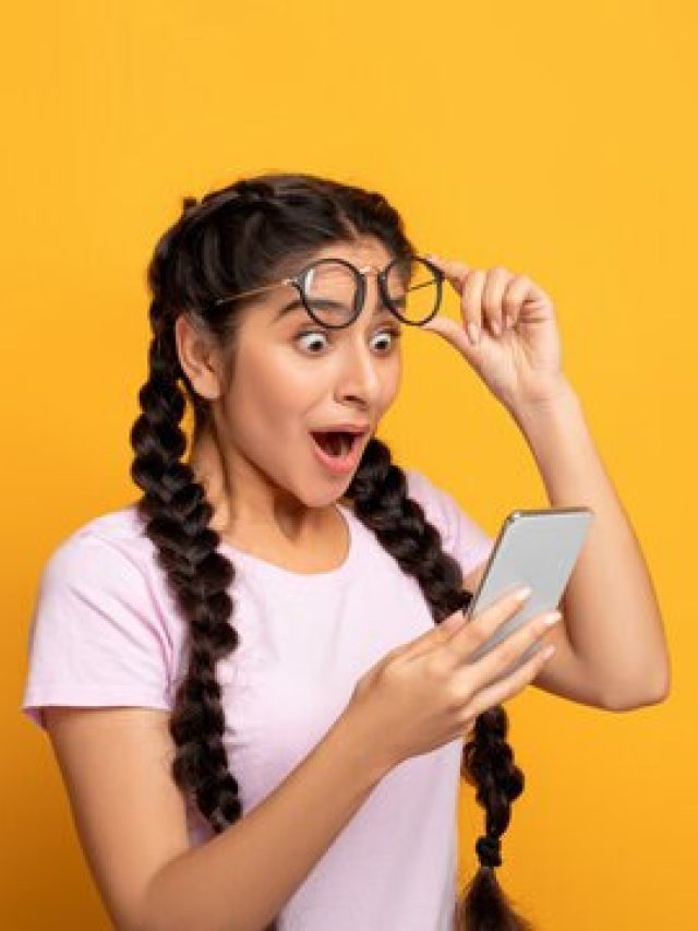 মেয়েরা রাতে ফোনে কী দেখে? জানলে অবাক হবেন