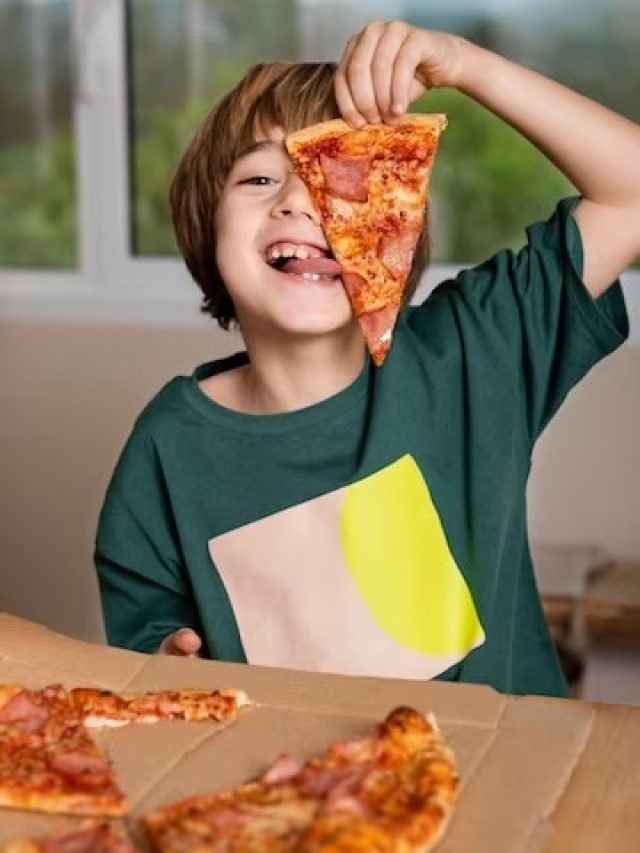 বাচ্চা সব সময় বাইরে খাওয়ার জেদ করে? এই ৪ উপায়ে কমবেই জাঙ্কফুড আসক্তি