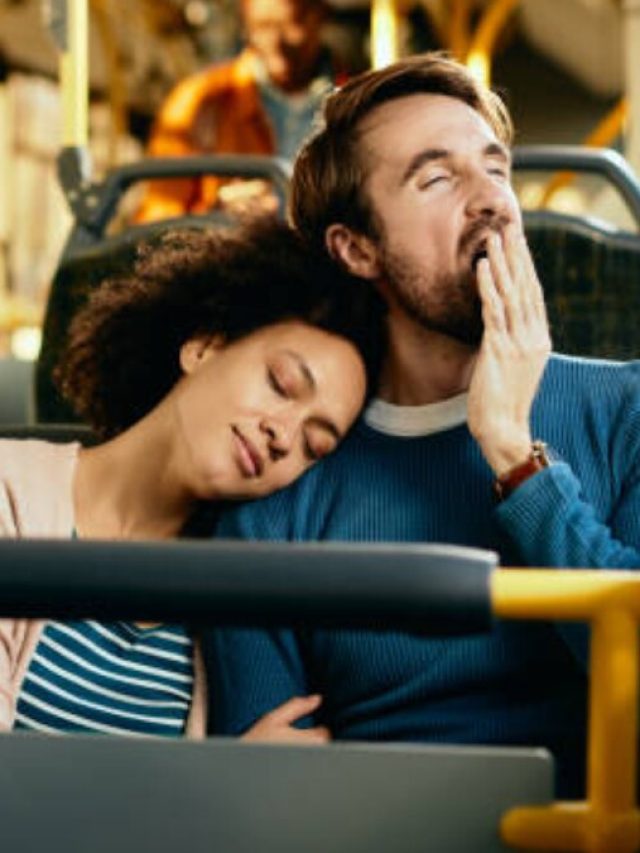 ট্রেনে-বাসে-অফিসে সুযোগ পেলেই ঘুমিয়ে নিন, সহকর্মীর থেকে সাফল্যে এগিয়ে যাবেন