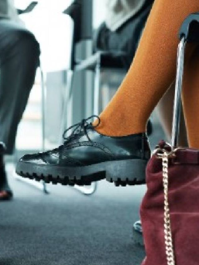 বসে বসে পা নাচান? শরীরে কী ইঙ্গিত করছে জানেন