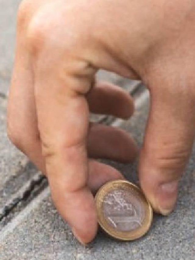 রাস্তায় টাকা-পয়সা পড়ে থাকতে দেখলে এসব হবেই, জেনে রাখুন