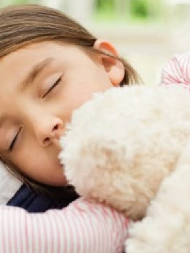 সন্তানকে সকালে ঘুম থেকে তুলতে হিমশিম খান? এই কৌশলেই করুন বাজিমাত