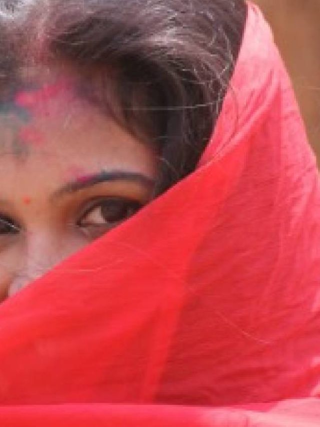 ছেলেদের দেখে কেন লজ্জা পান মেয়েরা? কারণ জানলে চমকাবেন