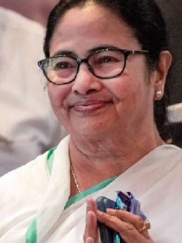 মমতা কোথায় থেকে শাড়ি কেনেন? ডিজাইনার কে? জানুন