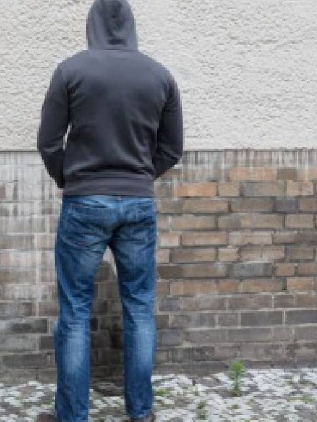 প্রস্রাব চেপে রাখেন? শরীরে কী ঘটছে জানুন