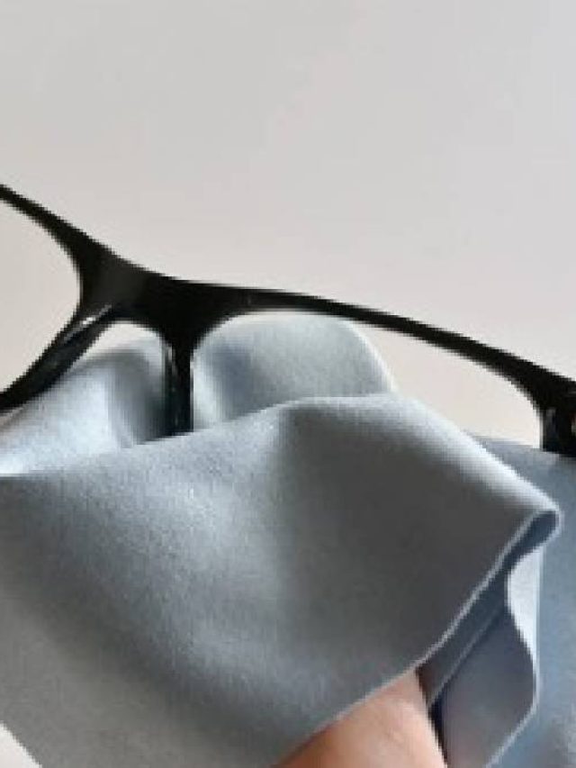 যে কোনও কাপড় নয়, চশমা সাফ করুন এভাবে, নইলে বিপদ