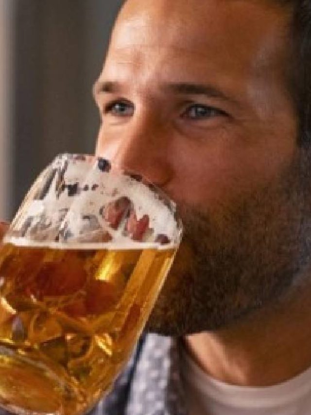 মদ খাওয়ার পর চোখ লাল হয়? কেন জানেন