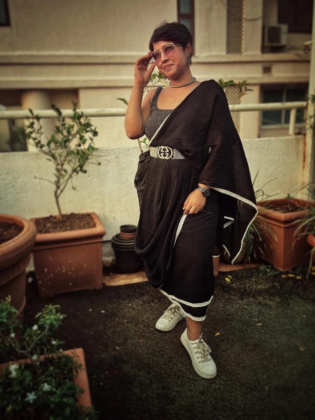 এভাবেও শাড়ি পরা যায়! দেখুন নতুন হিট স্টাইল