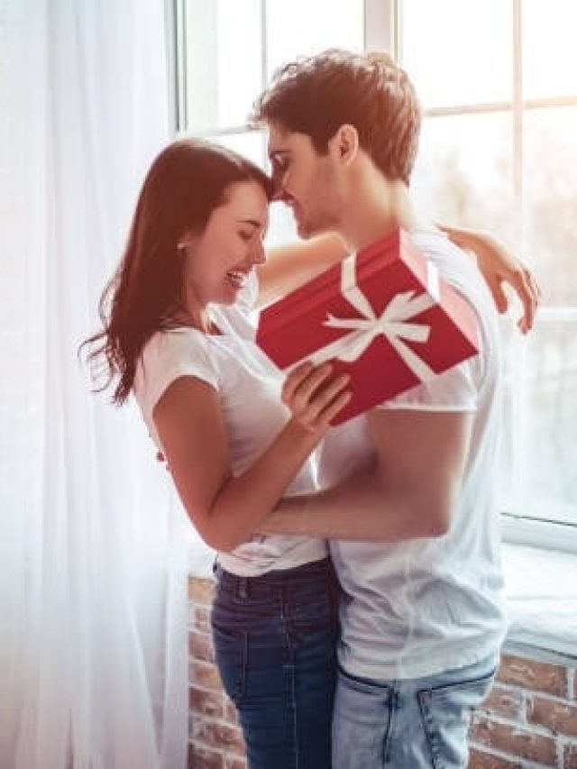 ভ্যালেন্টাইন্স ডে-তে প্রেমিকাকে দিন এই পাগল করা গিফট, সম্পর্ক হবে গাঢ়