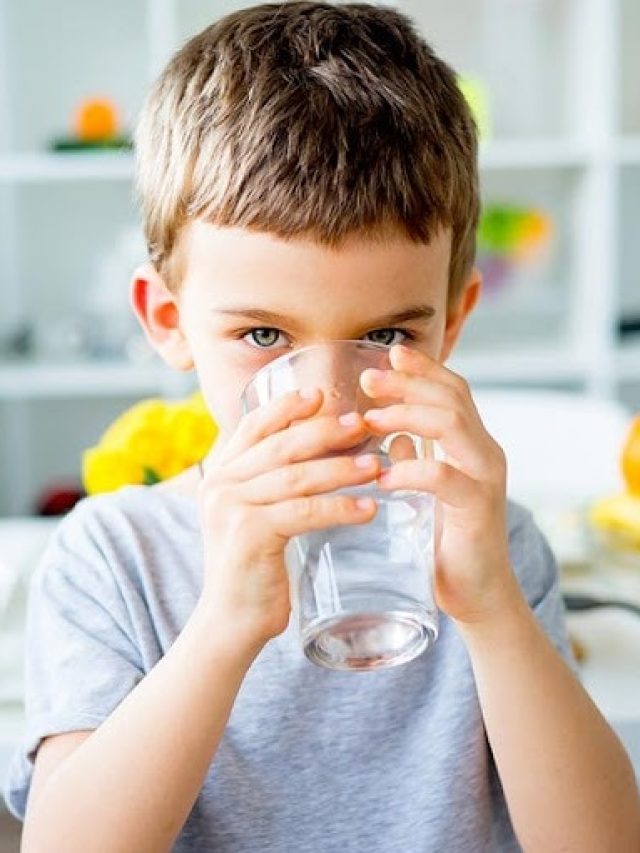 সন্তানকে জল খাওয়াতে সমস্যায় পড়ছেন, এই ৪ টিপসেই সমাধান