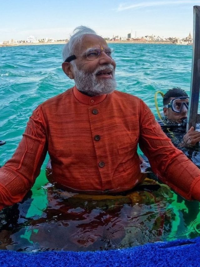 সমুদ্রের তলায় ডুবে দ্বারকায় পুজো দিলেন প্রধানমন্ত্রী, দেখুন ছবি