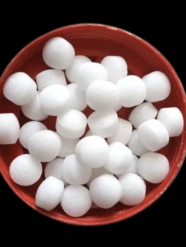 রাতের শোওয়ার আগে বিছানার তলায় রাখুন কর্পূর, ব্যাস! তাতেই খেলা শেষ