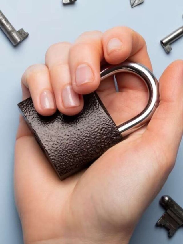 বালিশের তলায় লোহার তালা রাখলেই খেলা হবে