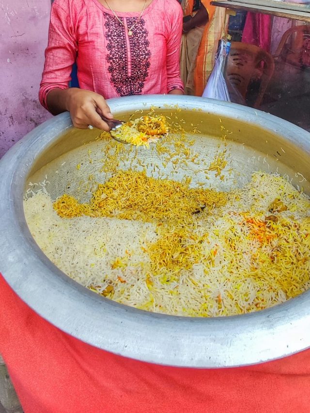 দোকানে বিরিয়ানি দেওয়ার সময় হাতা ঠুকে ঠুকে শব্দ করা হয়, কেন জানেন?