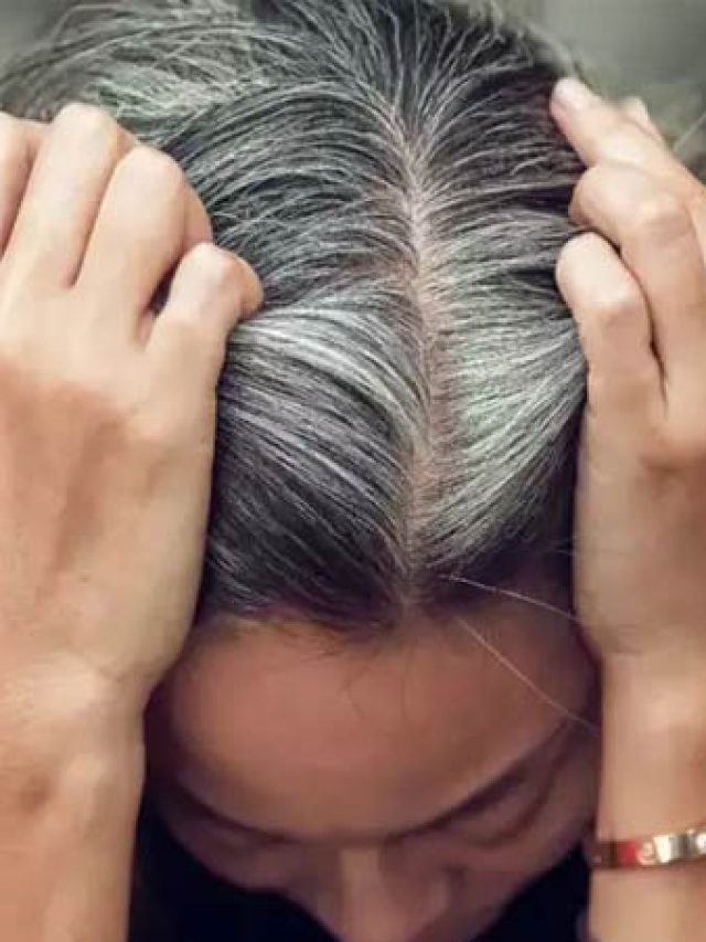 অল্প বয়সে পেকে যাওয়া চুল হবে কুচকুচে কালো, করুন এই কাজ