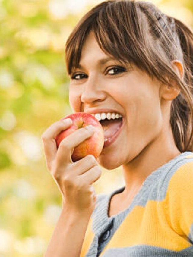 আপনিও আপেল এভাবে খান নাকি? উপকারের বদলে ক্ষতি হবে