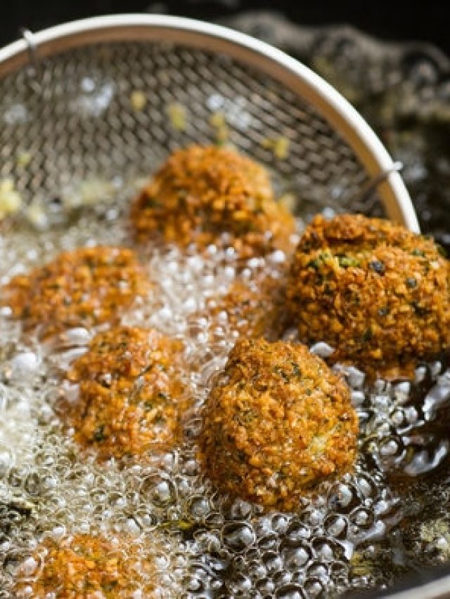 ভাজাভুজির পর বেঁচে যাওয়া তেলে কতবার রান্না করা যায়? জানলে অবাক হবেন