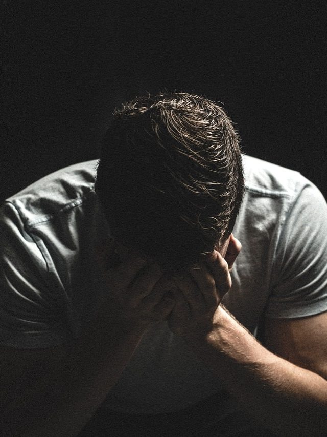 এই ৪ কারণেই হাতে মোটেও টাকা থাকে না, সমাধান আছে চাণক্য নীতিতেই