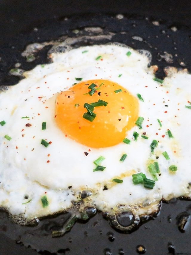 ডিমের কুসুম খাবেন নাকি ফেলে দেবেন? ডায়েটিশিয়ানের টিপস