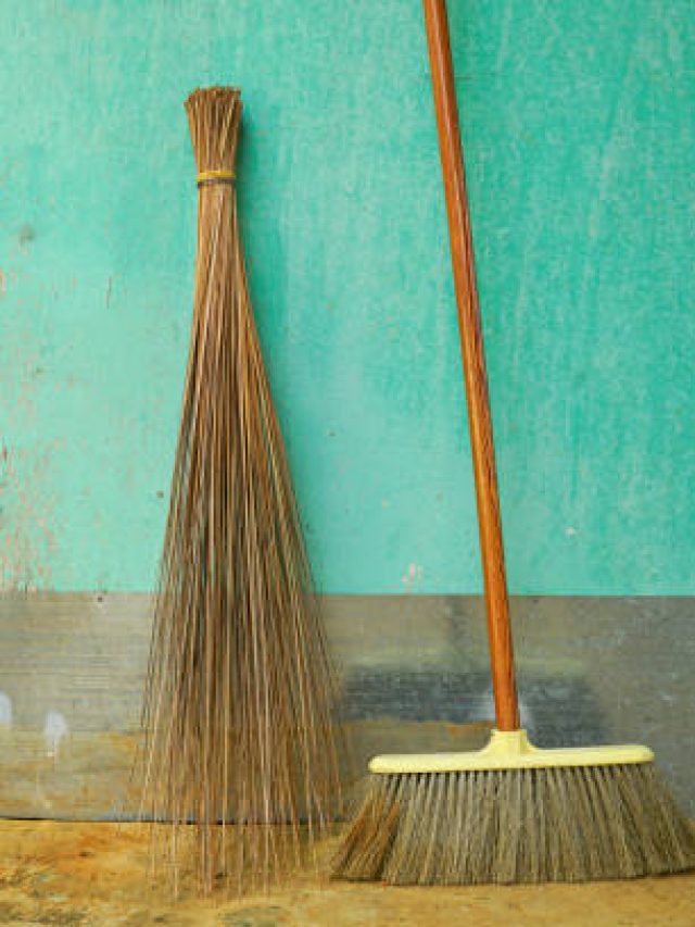 বাড়ির এই দিকে রাখুন ঝাঁটা, লক্ষ্মীর আশীর্বাদে টাকা দিনদিন বাড়বে