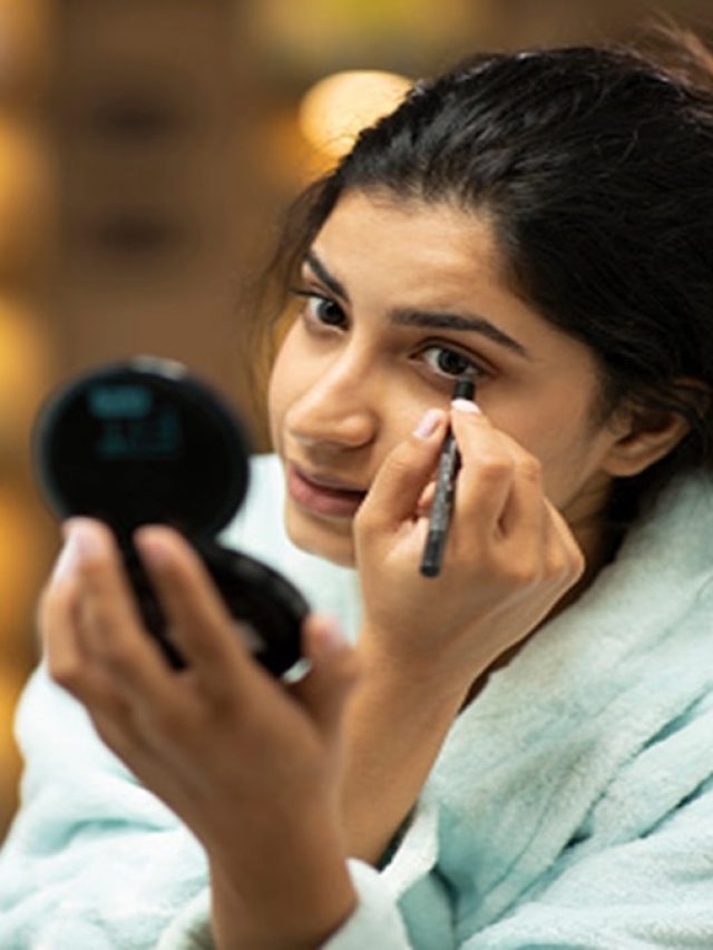 আইলাইনার শুকিয়ে গেলে, এই কায়দায় ফের নতুনের মতো হবে