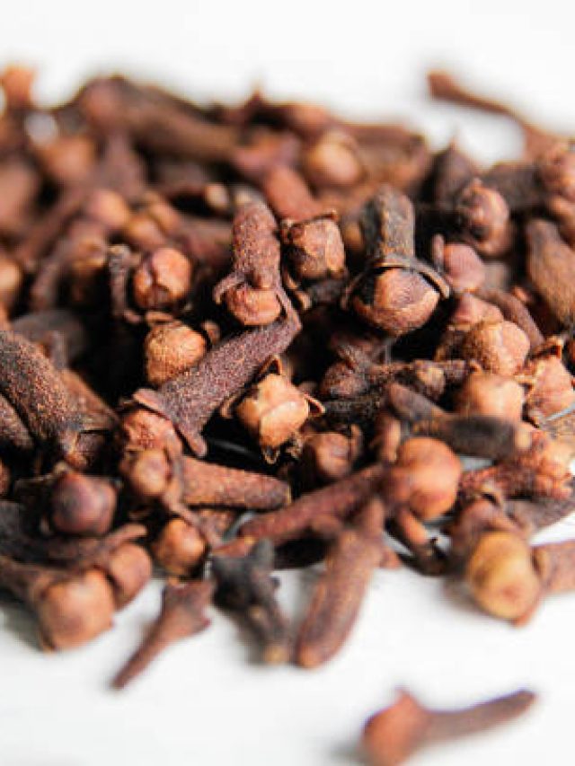 ঘুমোনোর আগে বিছানার নীচে রাখুন লবঙ্গ, আপনার জীবনটাই বদলে যাবে