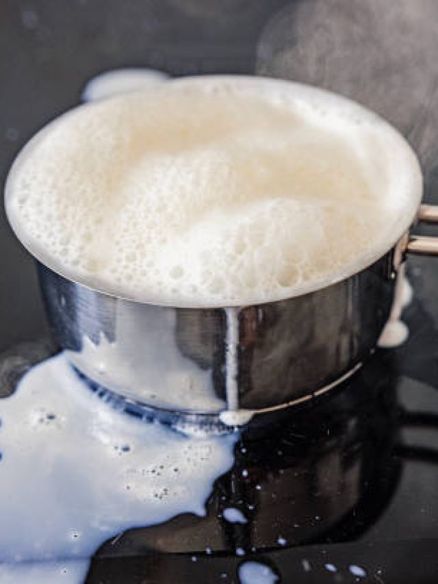 দুধ কতক্ষণ ফোটাবেন-কতটা জল দেবেন? ৯০ শতাংশ লোক জানে না
