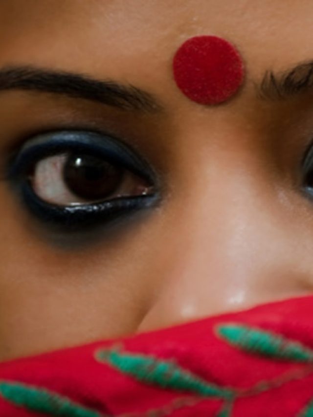 টিপ পরলেই আঠা থেকে চুলকানি হয়? এভাবে সমস্যা ছু মন্তর হবে