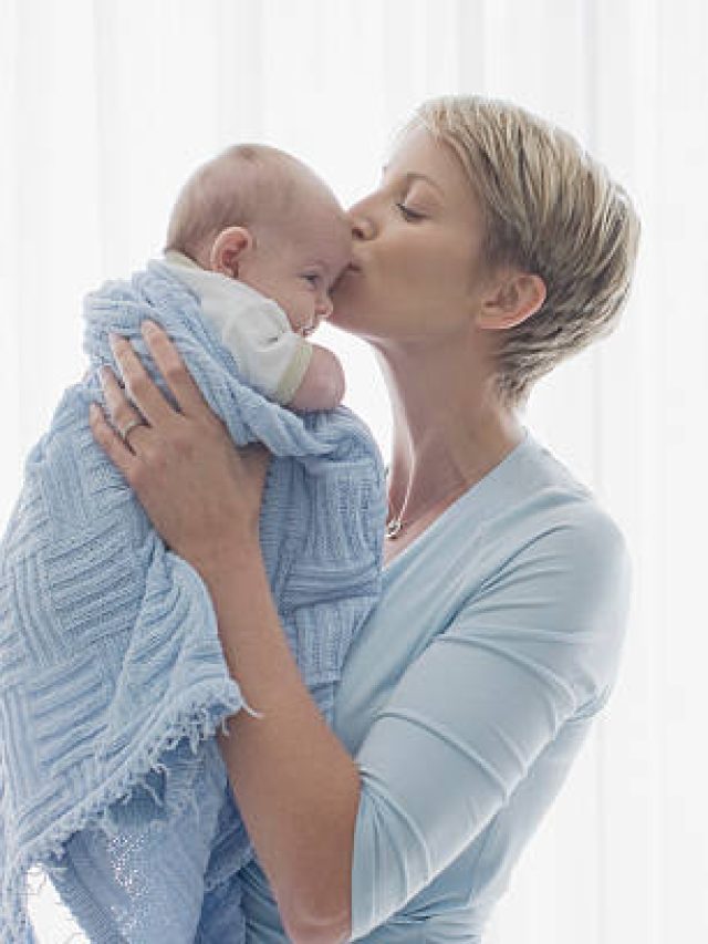 সদ্যোজাত শিশুকে চুমু খাওয়া ঠিক না ভুল? জানাটা গুরুত্বপূর্ণ