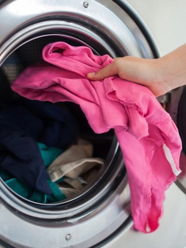 অনেক পুরনো জামাকাপড়ের রং থাকবে একেবারে নতুনের মতো! টিপস