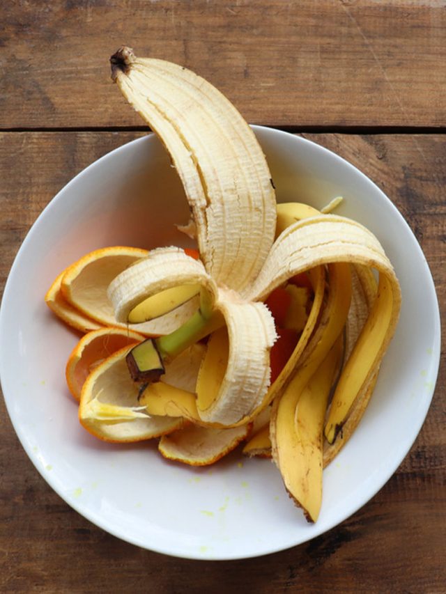 একটি কলার খোসা, আর তাতেই পা হবে চকচকে পরিষ্কার!কীভাবে ?