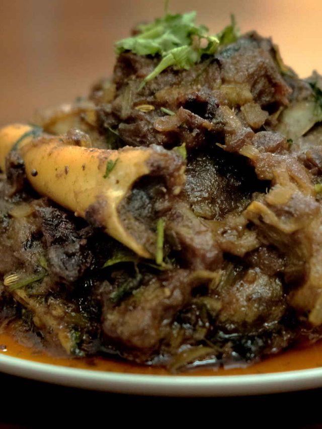 ধোঁয়া ওঠা গরম ভাতে সাবেকি মাটন, একবার খেলে বারবার চাইবেন