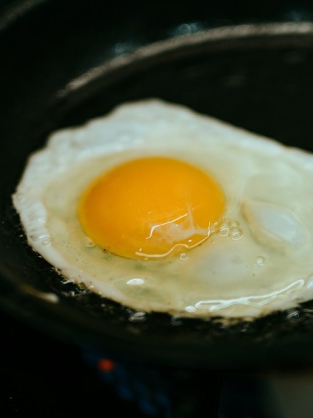 কুসুম একটুও না ফাটিয়ে ডিমের পোচ বানাতে জানেন? হ্যাকশ