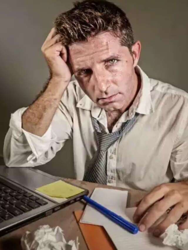 অফিসে কেউ পাত্তা দেয় না, এই ৭ ভুলেই আপনার ব্যক্তিত্ব দুর্বল হচ্ছে