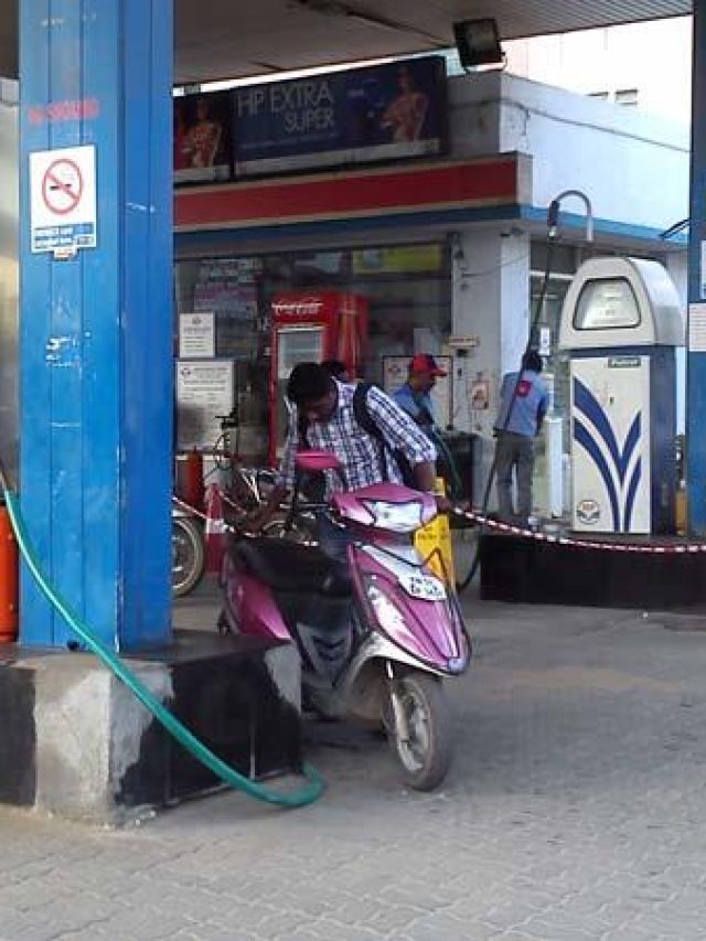 বাইক-স্কুটিতে পেট্রোলের বদলে ডিজেল ভরে ফেললে কী হয়?