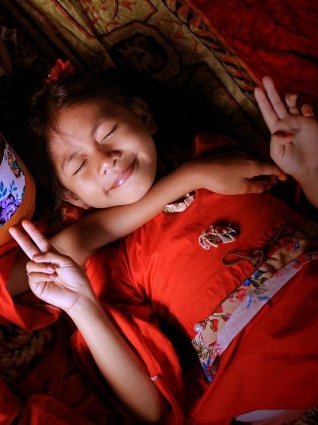 সন্তান ঘুম থেকে উঠতে চায় না? এই ট্রিকটি শিখে নিন