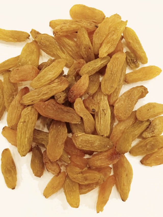 প্রতিদিন সকালে ভেজানো কিশমিশ খান, বুড়ো হলেও থাকবে কোমরের জোর