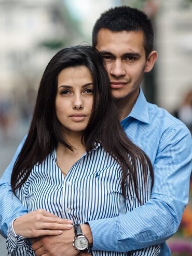 স্বামী-স্ত্রীর মধ্যে ভালবাসা কমে যাচ্ছে? বেডরুমে এই ৫ জিনিস থাকলে সরিয়ে ফেলুন