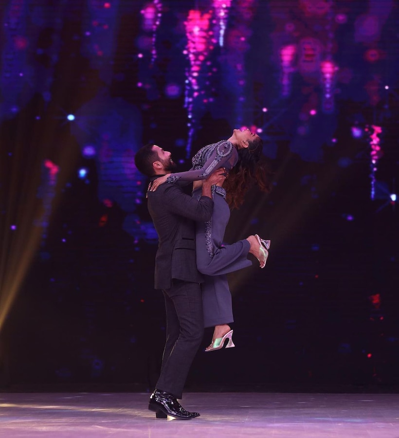 बिहार की मनीषा को गोद में उठाकर झूमा एक्टर, देखती रहीं मलाइका और फिर... - Shahid kapoor dance with manisha rani at jhalak dikhhla jaa 11 kriti sanon malaika arora hilarious response
