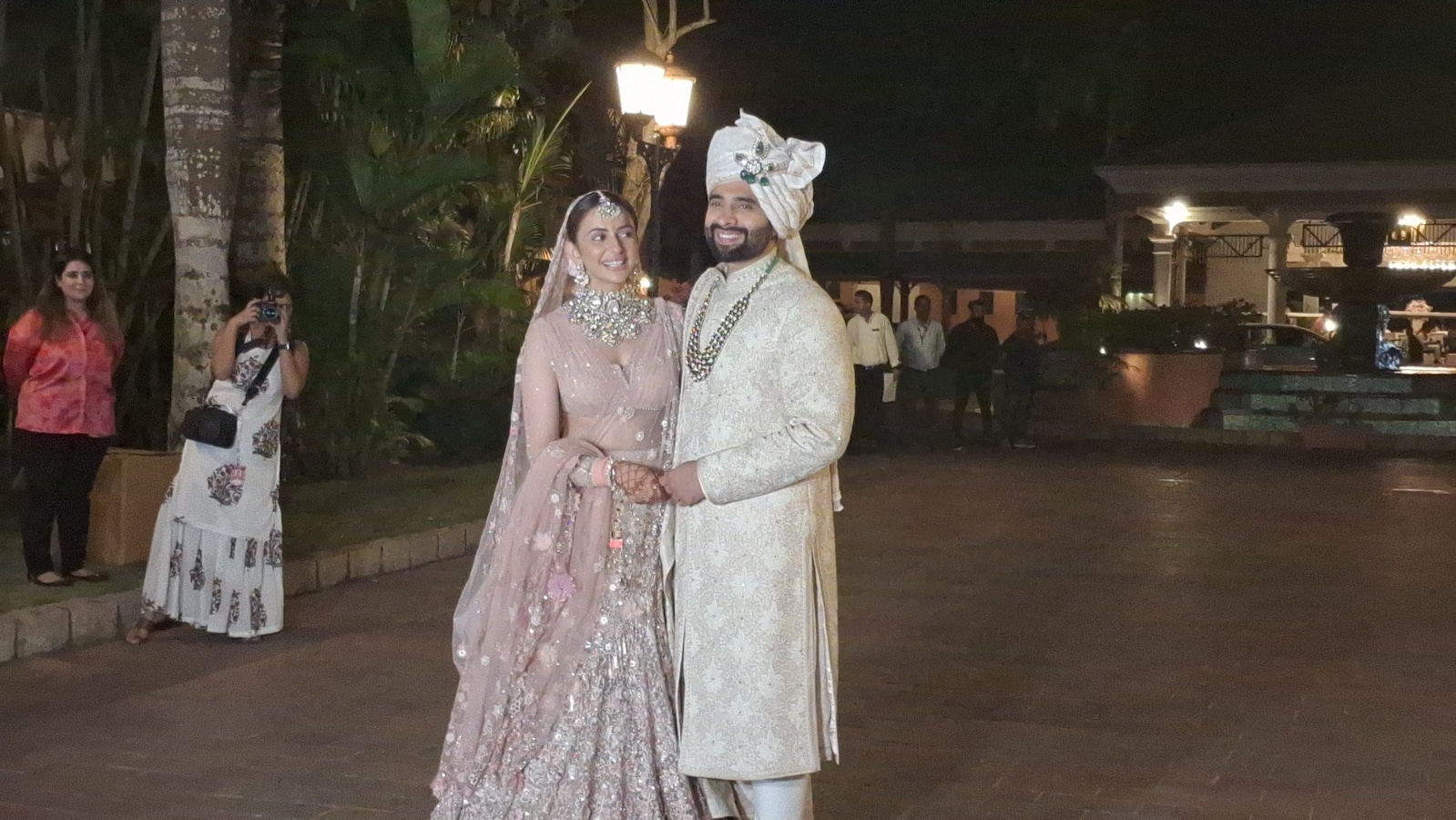 एक-दूजे के हुए रकुल-जैकी, ग्रैंड अंदाज में की शादी, सामने आईं पहली तस्वीरें  - Rakul preet singh jackky bhagnani wedding first photos of the married  couple tmovp
