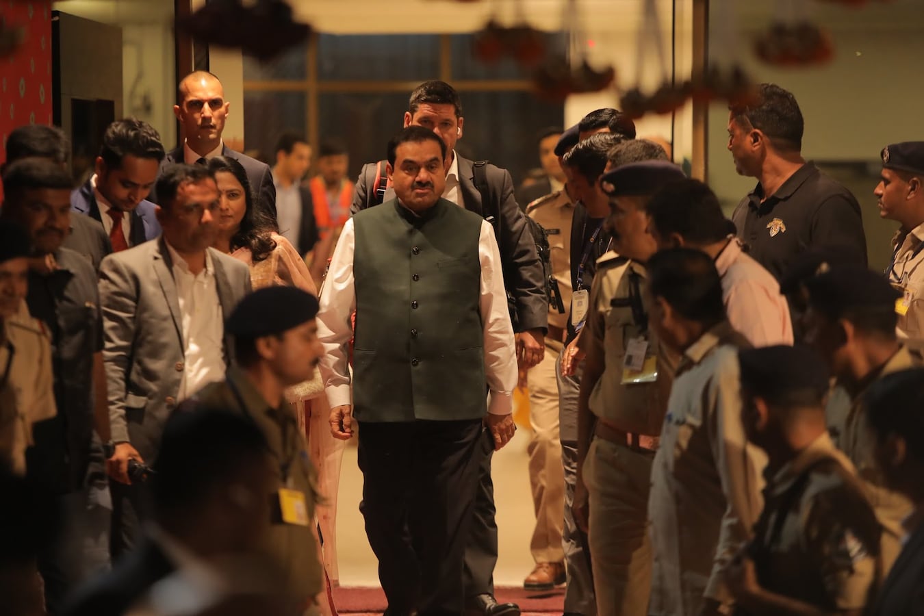 अंबानी की पार्टी में अडानी की ग्रांड एंट्री... आते ही टिक गईं सबकी निगाहें - Gautam adani grand entry in mukesh ambani son anant ambani pre wedding event in jamnagar see viral