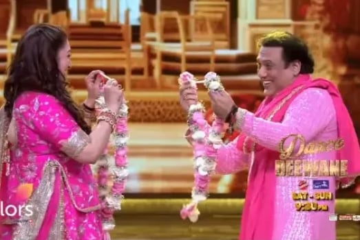 60 की उम्र में गोविंदा ने फिर रचाई शादी, पत्नी को पहनाई वरमाला, किया डांस, Video - 60 years old govinda weds wife sunita again on dance deewane 4 madhuri dixit asked